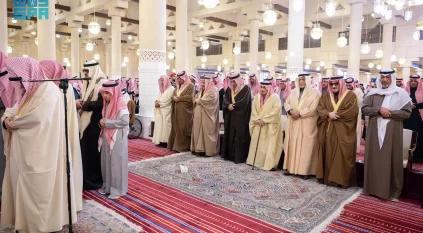 فيصل بن بندر يؤدي صلاة الميت على الأمير بندر بن عبدالله والأميرة موضي بنت عبدالله بن فهد