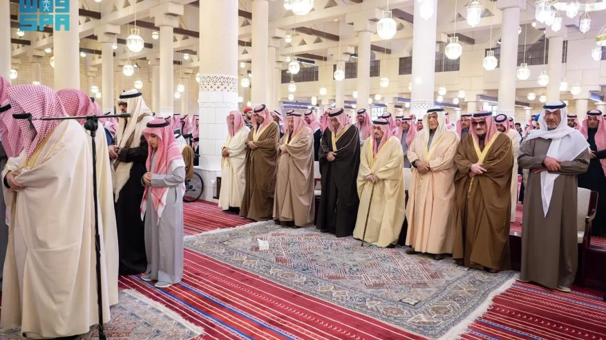 فيصل بن بندر يؤدي صلاة الميت على الأمير بندر بن عبدالله والأميرة موضي بنت عبدالله بن فهد