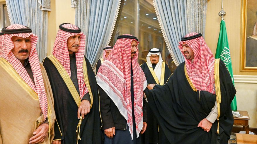 خالد بن سعود يستقبل المواطن زايد العطوي المتنازل عن قاتل ابنه لوجه الله تعالى