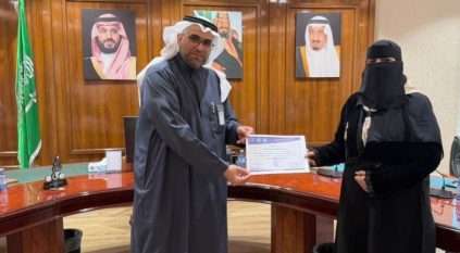 مدير تعليم عسير يكرم شريفة العامر لحصولها على الشارة الخشبية الكشفية