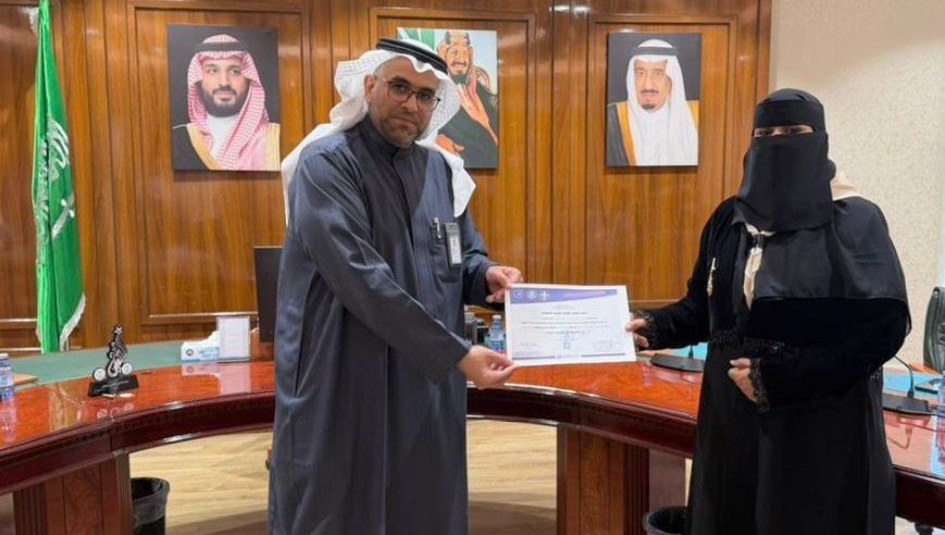 مدير تعليم عسير يكرم شريفة العامر لحصولها على الشارة الخشبية الكشفية