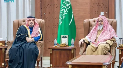 أمير منطقة الرياض يزور مفتي عام المملكة
