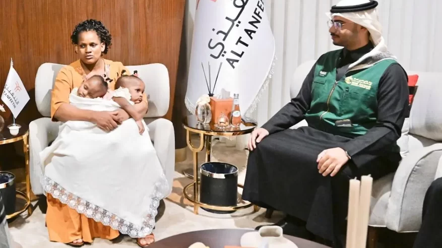 وصول التوأم الملتصق التنزاني لايتيينس ولوفنس إلى الرياض