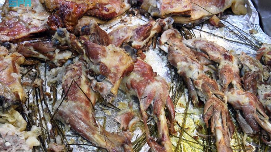 الحنيذ.. نكهة الجنوب التي تُجسد عُمْق الموروث الغذائي في عسير