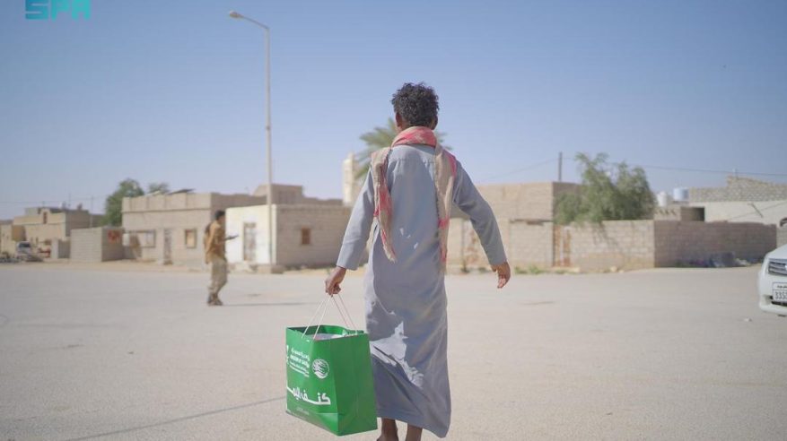 سلمان للإغاثة يوزع (421) قسيمة شرائية في مديرية رماه بمحافظة حضرموت