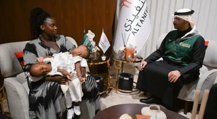 إنفاذًا لتوجيهات الملك سلمان وولي العهد.. وصول التوأم الملتصق التنزاني نانسي ونايس إلى الرياض