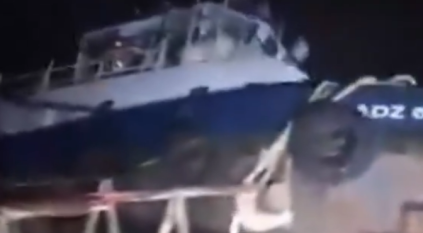 بالفيديو.. غرق قاطرة نفط بحرية في ميناء رأس لانوف في ليبيا