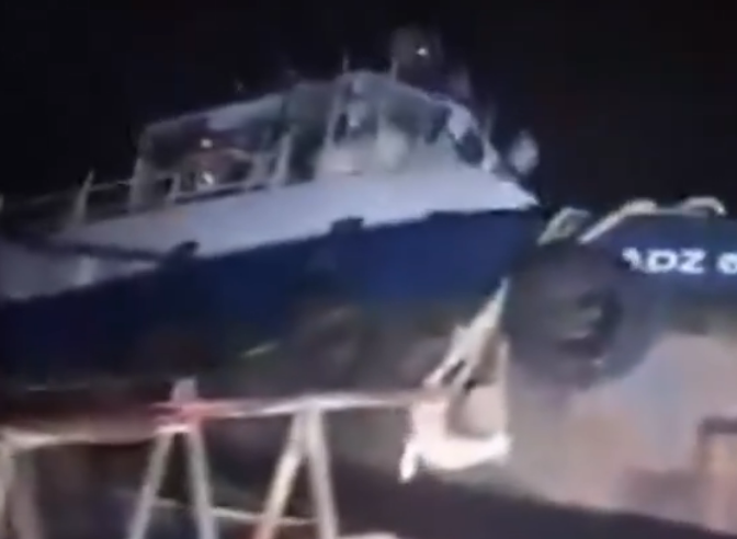 بالفيديو.. غرق قاطرة نفط بحرية في ميناء رأس لانوف في ليبيا