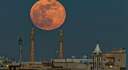 قمر الذئب يزين سماء السعودية