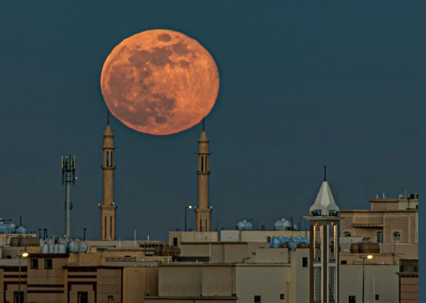 قمر الذئب يزين سماء السعودية