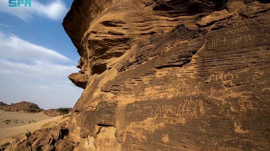 ما الموقع الأثري الذي يُعد من أكبر المتاحف المفتوحة للنقوش الصخرية؟