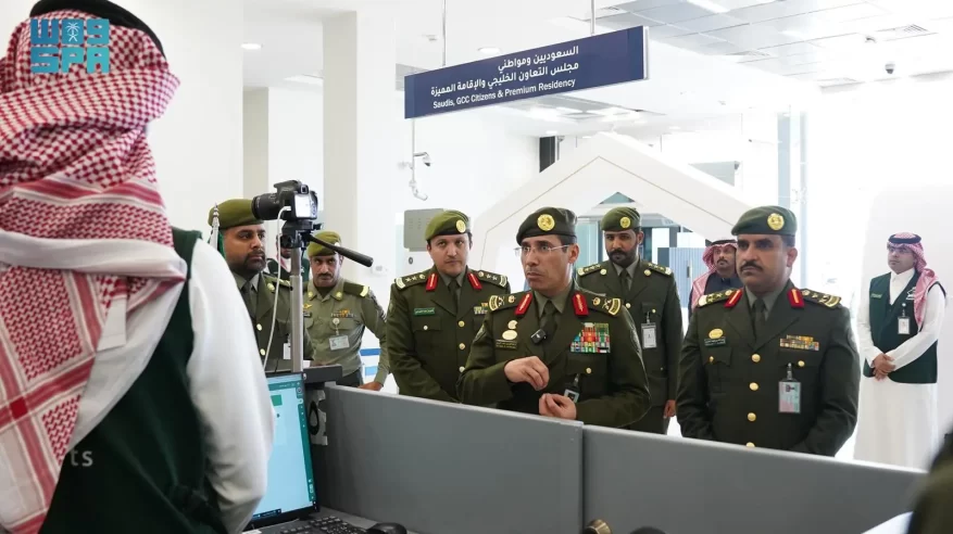 اللواء المربع يتفقد سير العمل بجوازات مطار حائل الدولي