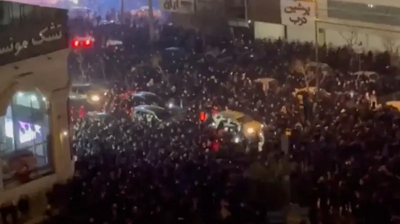 إيران.. اتساع رقعة الاحتجاجات والحرس الثوري يتوعد بالحسم