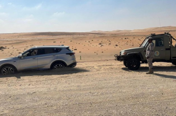 حرس الحدود يقدم المساعدة لمواطن علقت مركبته بصحراء الربع الخالي