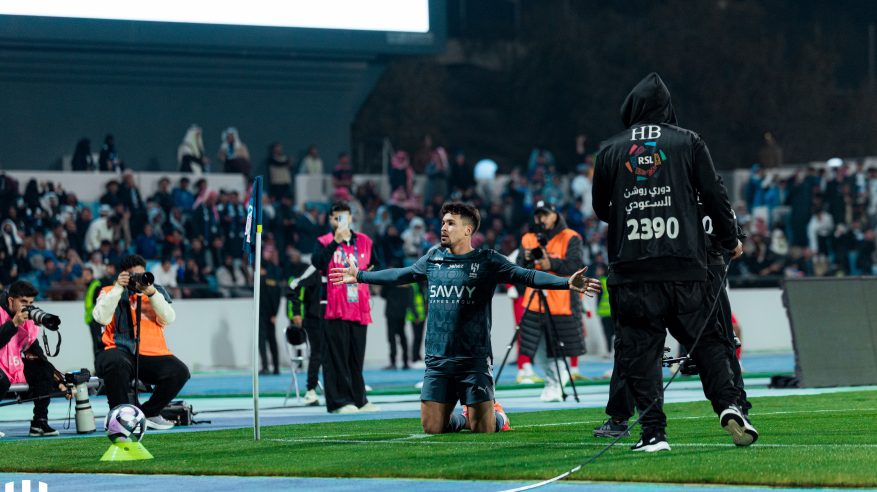 الهلال يعتلي صدارة دوري روشن بعد فوزه على ضمك بثنائية