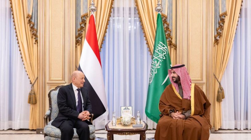 بتوجيهات القيادة.. خالد بن سلمان: دعم اقتصادي وحزمة مشاريع وبرامج تنموية للشعب اليمني