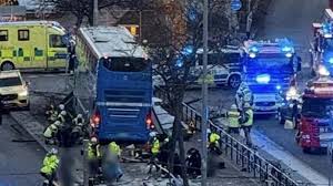 حافلة تصطدم بمبنى في كوريا وتصيب 13 شخصًا