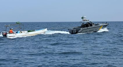 حرس الحدود بعسير ينقذ مقيمين تعطلت واسطتهما البحرية في عرض البحر