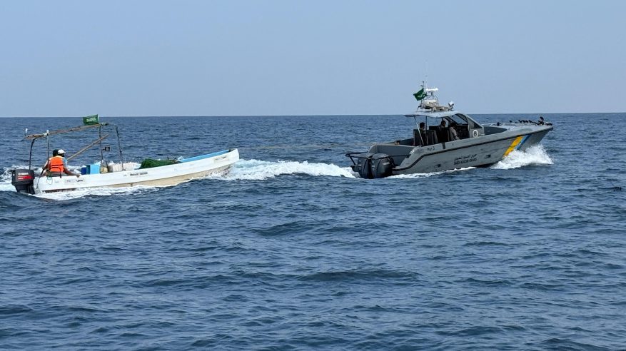 حرس الحدود بعسير ينقذ مقيمين تعطلت واسطتهما البحرية في عرض البحر