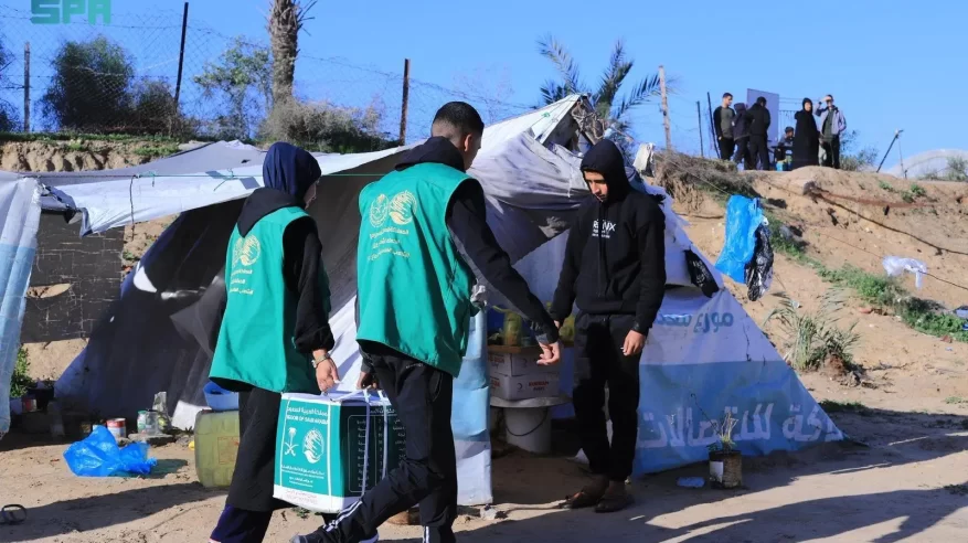 سلمان للإغاثة يوزّع ملابس شتوية على الأطفال المتضررين في جنوب قطاع غزة