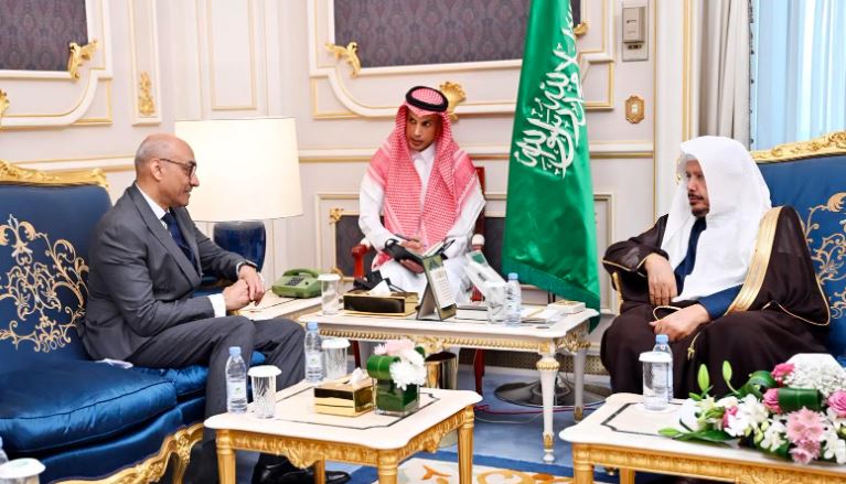 رئيس الشورى يستعرض آفاق التعاون مع سفير باكستان لدى المملكة