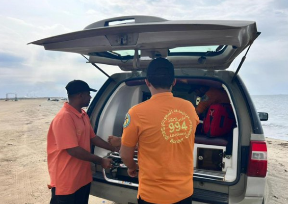 حرس الحدود ينقذ مواطنًا من الغرق أثناء ممارسة السباحة بجازان