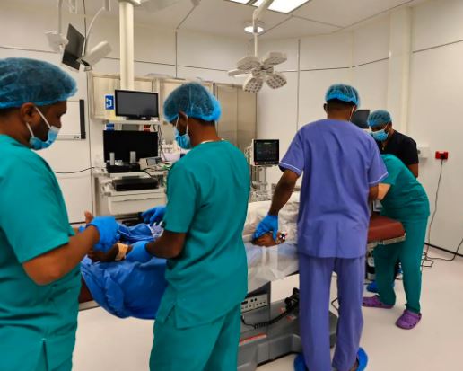 تدخل طبي سعودي يعيد الحياة ليمني سبعيني في سقطرى