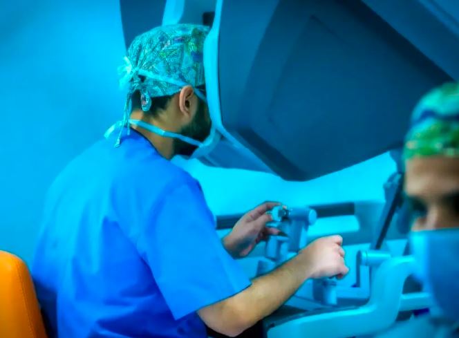 “التخصصي” يحقق إنجازًا عالميًا بإجراء عملية زراعة كبد من متبرعين أحياء