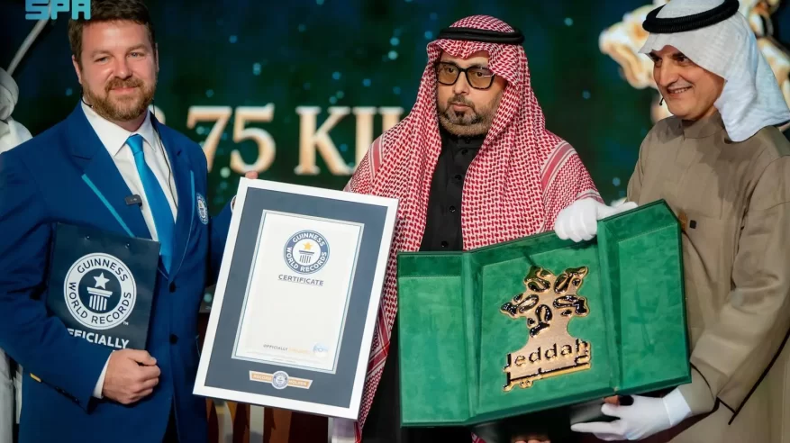 موسوعة غينيس تسجل شعار موسم جدة كأثقل درع مصنوع من الذهب