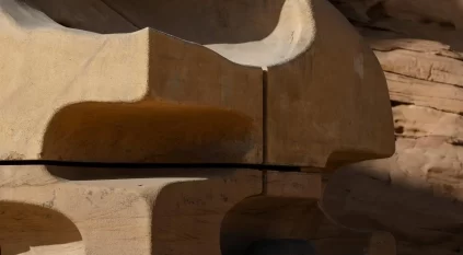 صحراء العُلا تتحوّل إلى فضاء فني مفتوح منسجم مع تضاريسها الطبيعية