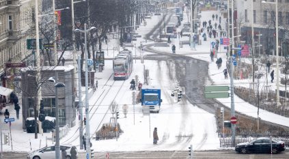 العواصف تعطل النقل وتحرم مئات الآلاف من الكهرباء شمال أوروبا