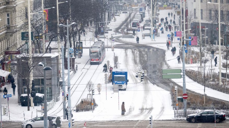 العواصف تعطل النقل وتحرم مئات الآلاف من الكهرباء شمال أوروبا