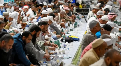 جموع الصائمين يصطفون لتناول موائد الإفطار بـ المسجد النبوي أول أيام رمضان