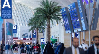 مطار الملك عبدالعزيز الدولي يسجل أسبوعًا من الأرقام القياسية في حركة المسافرين والخدمات