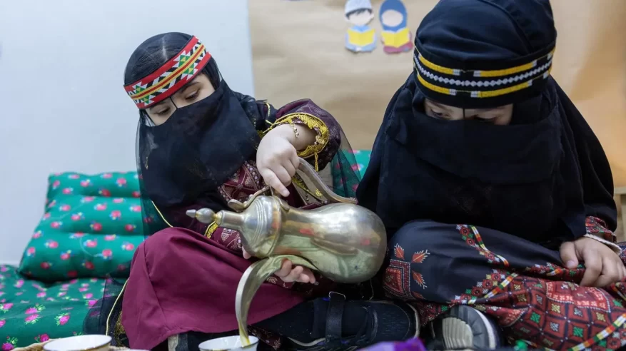 أزياء الأطفال التراثية تزين ليالي رمضان في الحدود الشمالية