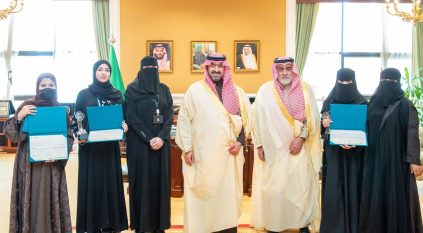 نائب أمير تبوك يستقبل الطالبات الحاصلات على مراكز متقدمة في الأولمبياد الوطني للإبداع العلمي