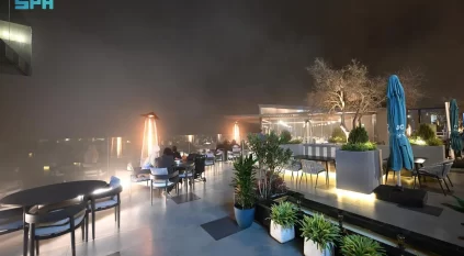 أجواء ضبابية تستقطب أهالي عسير للإفطار في الحدائق العامة