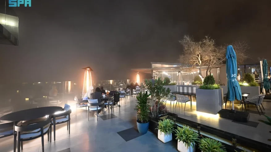 أجواء ضبابية تستقطب أهالي عسير للإفطار في الحدائق العامة