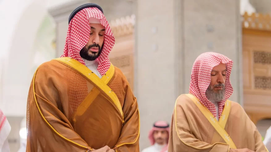 ولي العهد يزور مسجد قباء في المدينة المنورة