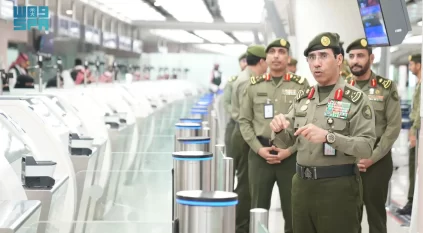 مدير عام الجوازات يتفقّد سير العمل في صالات مطار الملك عبدالعزيز