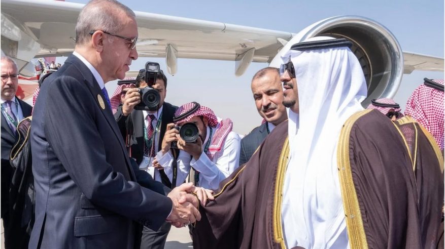 رئيس تركيا يصل إلى الرياض وفي مقدمة مستقبليه نائب أمير المنطقة