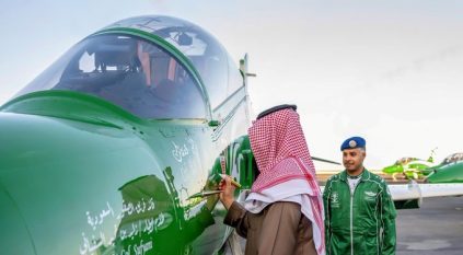 وزير الدفاع يوقع على طائرة هوك T-165 في معرض الدفاع العالمي 2026