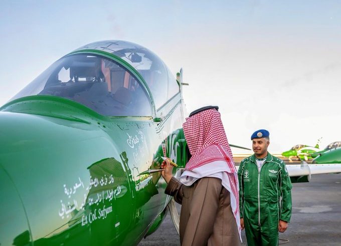 وزير الدفاع يوقع على طائرة هوك T-165 في معرض الدفاع العالمي 2026