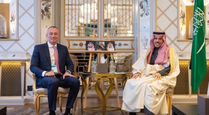 فيصل بن فرحان يلتقي الممثل السامي لمجلس السلام في قطاع غزة