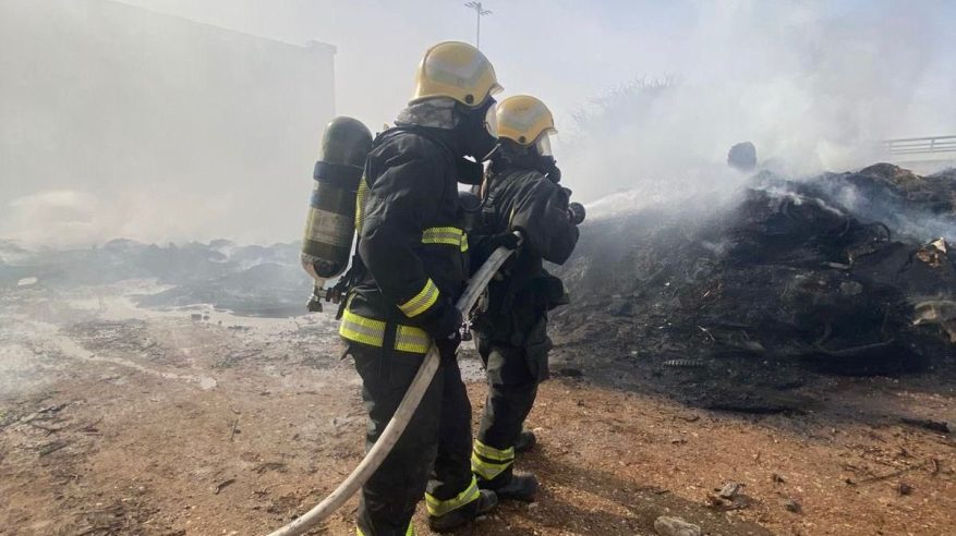 الدفاع المدني بالرياض يباشر حريقًا محدودًا في أرض مسورة ولا إصابات