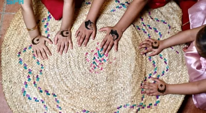 نقش الحناء في جازان.. عادة رمضانية تضفي البهجة على أول تجربة لصيام الفتيات الصغيرات