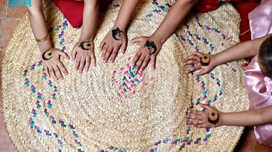 نقش الحناء في جازان.. عادة رمضانية تضفي البهجة على أول تجربة لصيام الفتيات الصغيرات