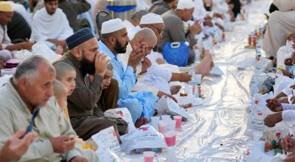 لحظات الإفطار في المسجد الحرام.. مشهد إنساني يعكس عالمية المكان وقدسيته