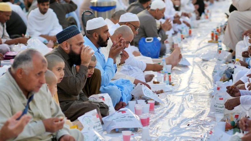 لحظات الإفطار في المسجد الحرام.. مشهد إنساني يعكس عالمية المكان وقدسيته