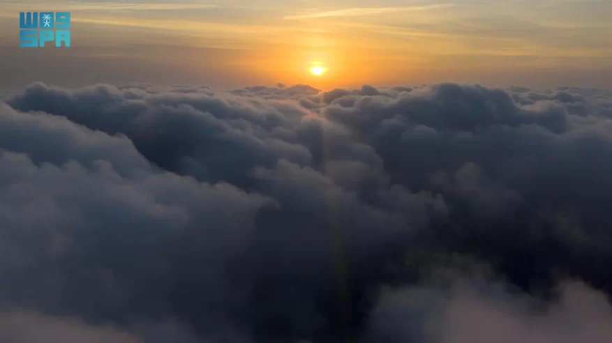 السحاب يعانق قمم جبال شدا الأسفل بالمخواة ويشكل لوحة إبداعية